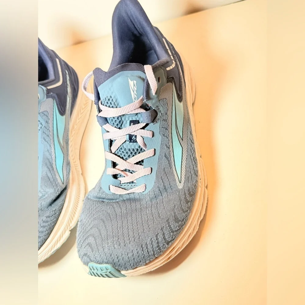 Altra Torin 6 road running shoes in the 